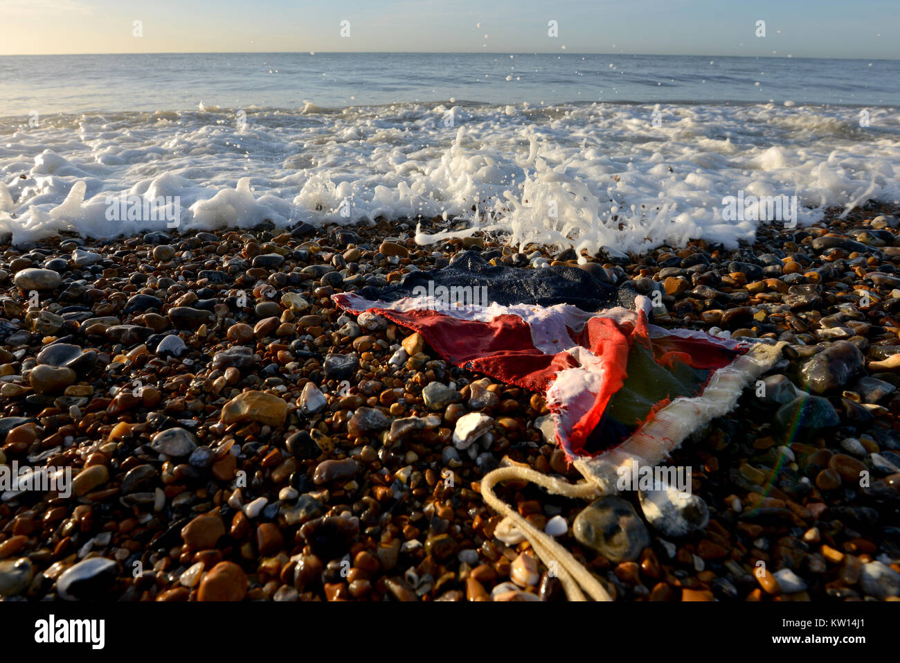 Bandiera della nave lavato su di una spiaggia Foto Stock