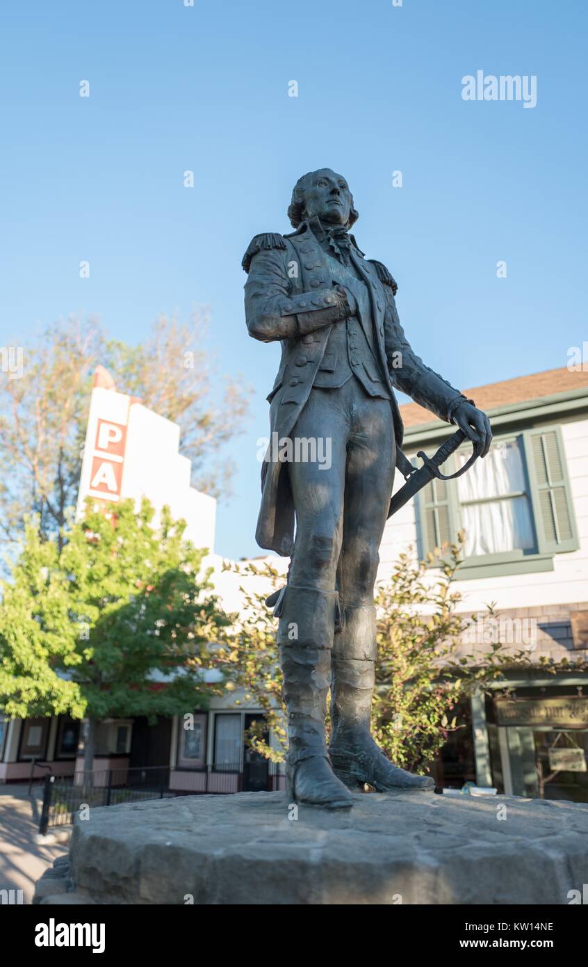 Statua della guerra rivoluzionaria generale Marchese de Lafayette in ombra parziale, nel centro di Lafayette, California, 2016. Foto Stock