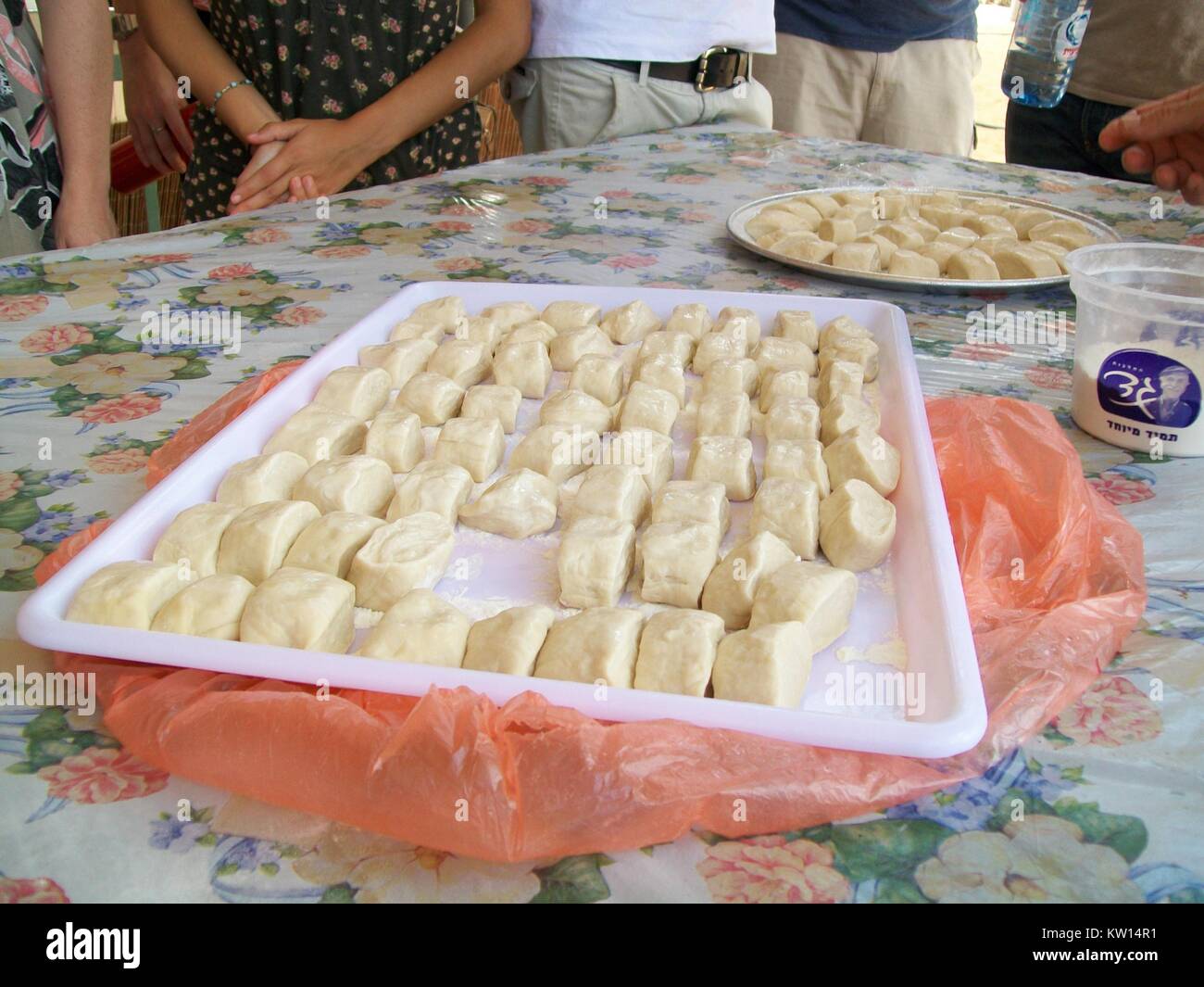 Un vassoio di pane pita impasto su un tavolo a Shvil Hasalat fattoria sperimentale nel deserto del Negev, Israele, 2012. Foto Stock