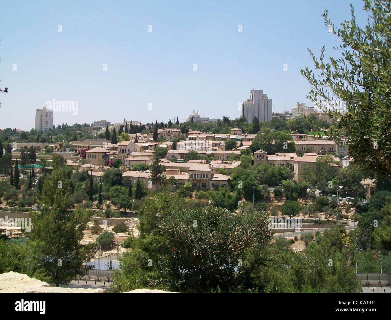 Tan edifici colorati su una collina, con alberi in primo piano, Gerusalemme, Israele, 2012. Foto Stock