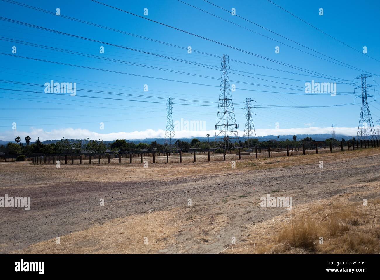 Alta tensione potenza elettrica linee nel punto di tenuta Park, San Mateo, in California, luglio 2016. Foto Stock