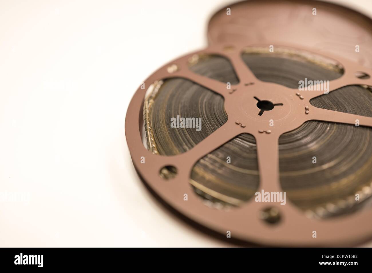 100 piedi bobina di 8mm home film, che illustra i danni provocati da acido acetico degrado, isolata su uno sfondo bianco, luglio 2016. Foto Stock