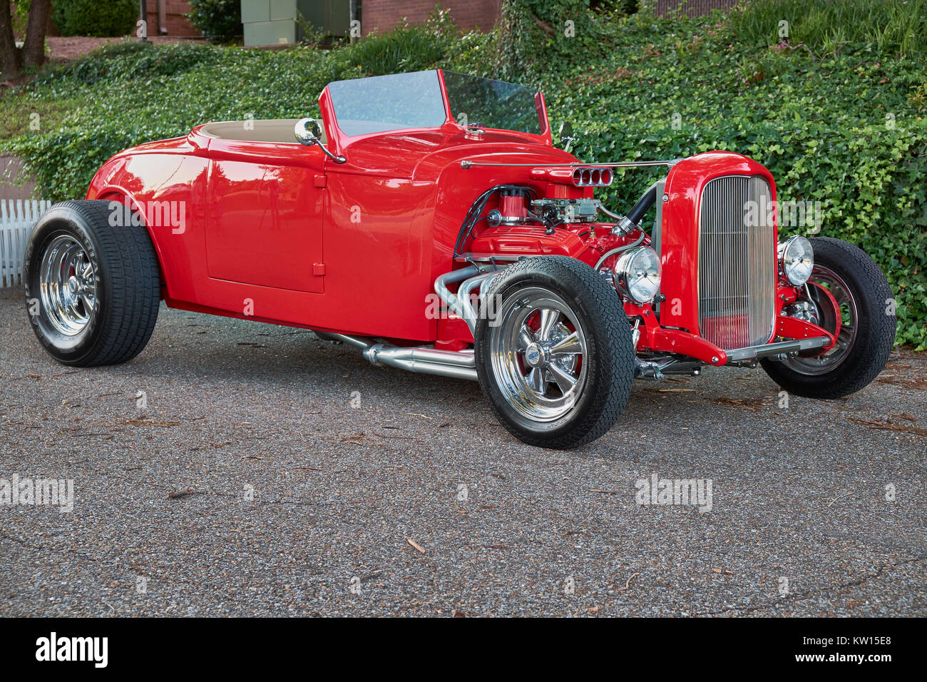 1932 red Ford hot rod roadster sulla vista laterale che mostra aprire il vano motore. Foto Stock
