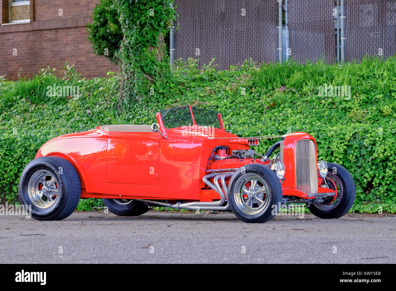 1932 red Ford hot rod roadster sulla vista laterale che mostra aprire il vano motore. Foto Stock