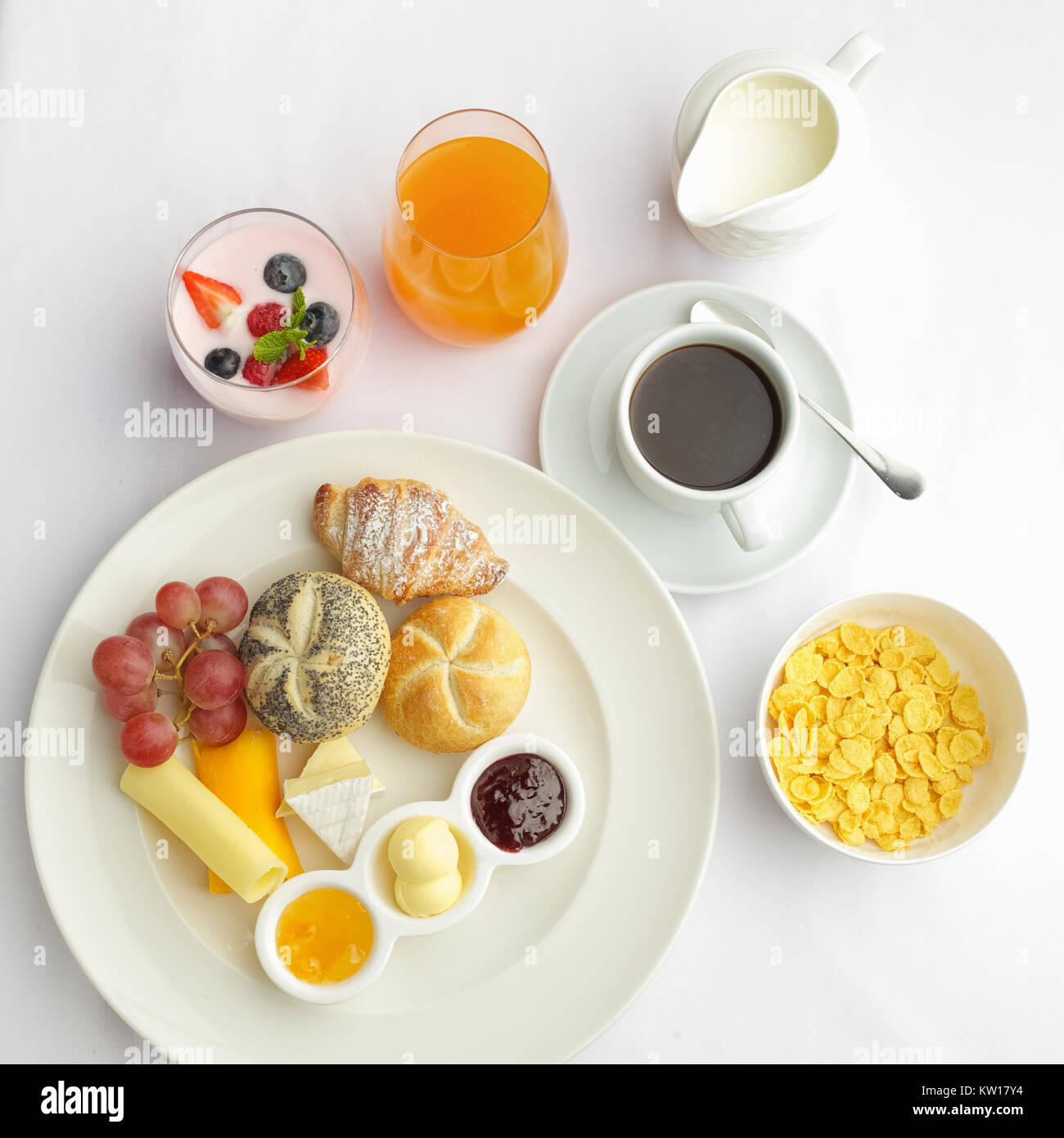 Ricca colazione continentale. Il francese croccanti croissant, muesli, un sacco di dolci frutti e bacche di caffè caldo per i pasti di mattina. Foto Stock