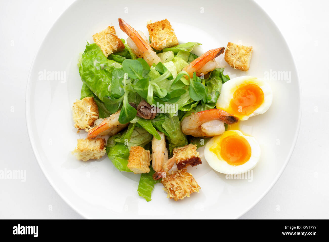 Salat con i gamberi e le uova. Vista superiore Foto Stock