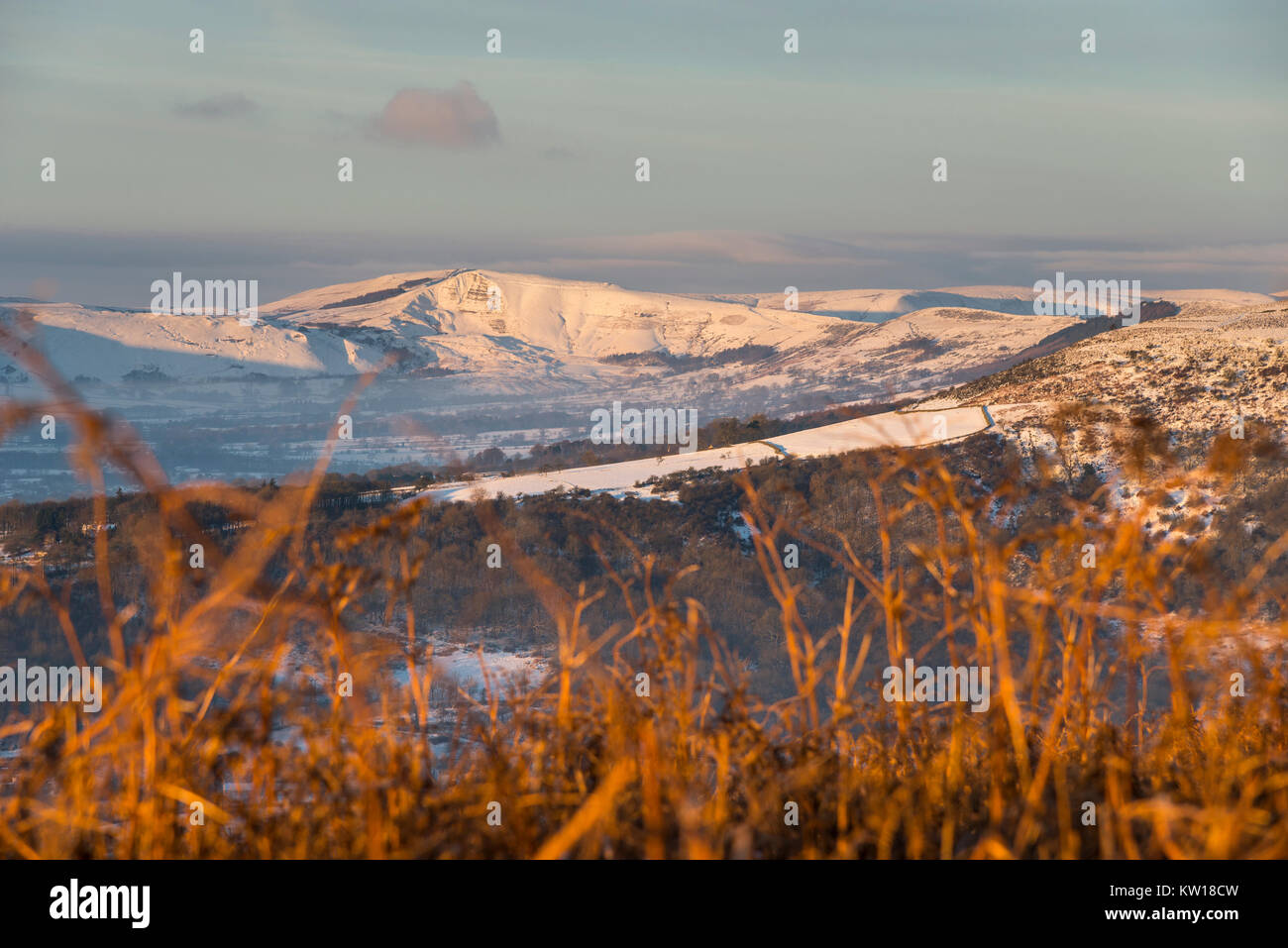 Mam Tor su un bel mattino invernale nel Peak District, Derbyshire, in Inghilterra. Visualizzare tramite orange bracken su Bamford bordo. Foto Stock