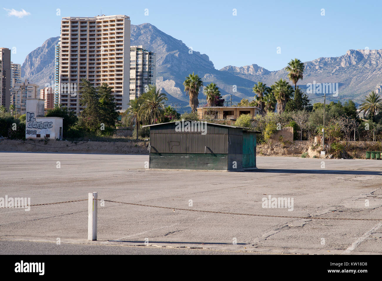 Il contrasto tra il piccolo edificio e grattacieli a Benidorm, Alicante, Spagna Foto Stock