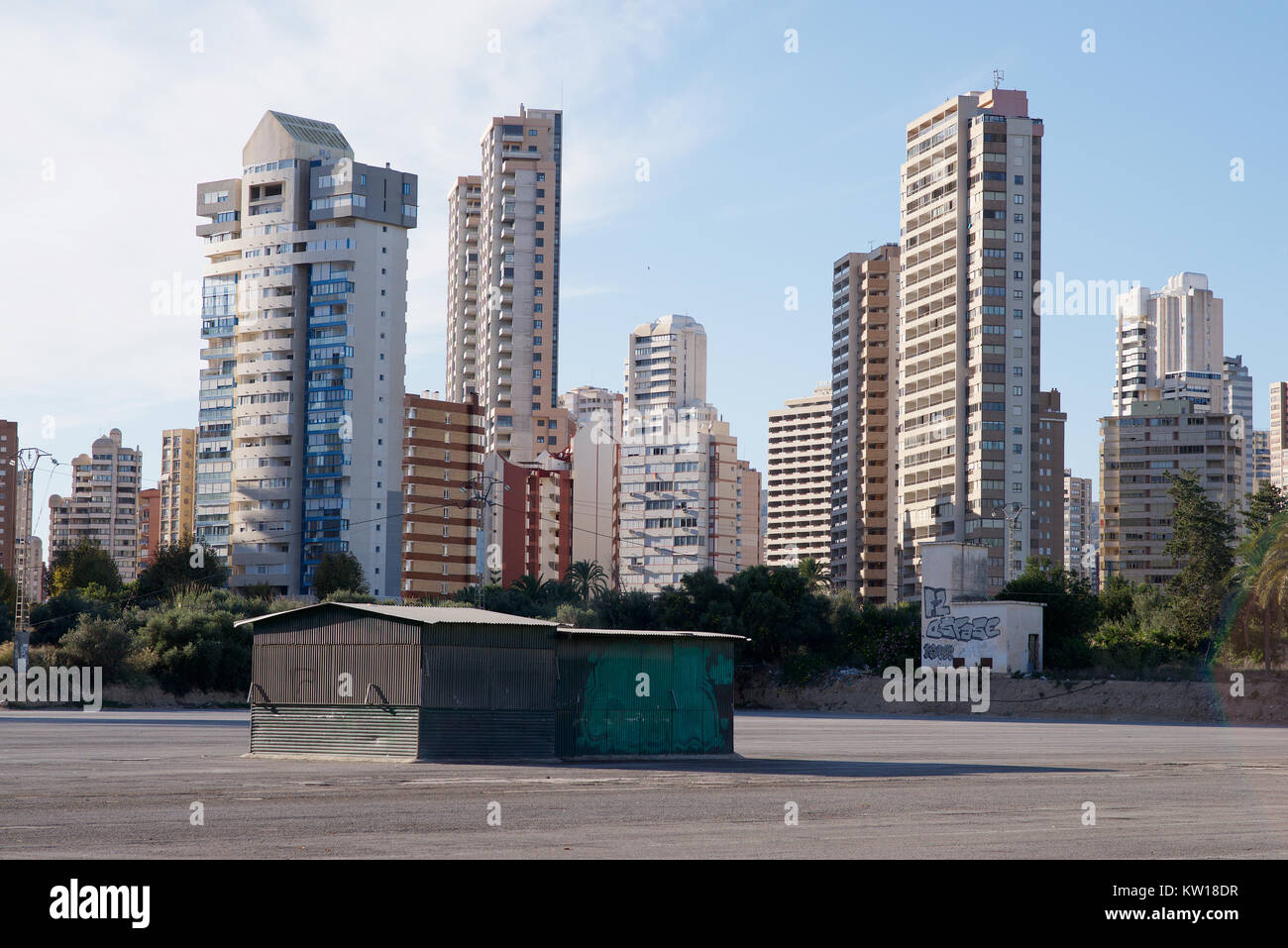 Il contrasto tra il piccolo edificio e grattacieli a Benidorm, Alicante, Spagna Foto Stock