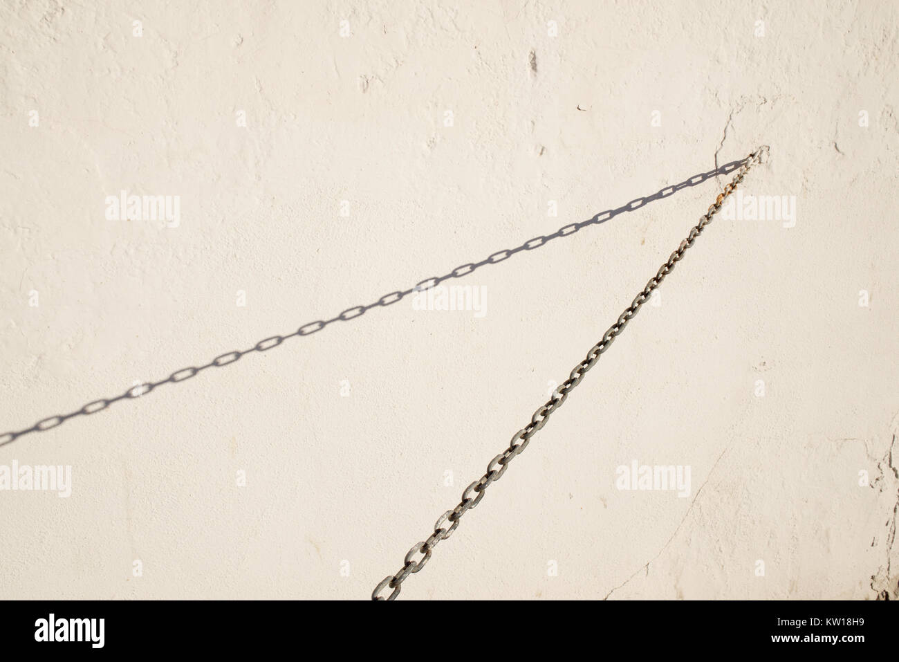 Abstract - catena e ombra contro una parete Foto Stock