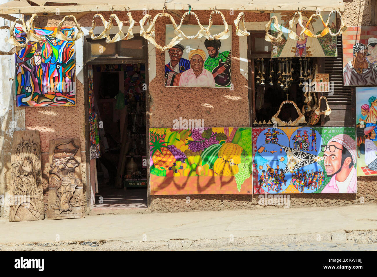 Local souvenir shop vendere dipinti e gli squali ganascia le ossa ai turisti, Santa Maria, Sal, Salina, Capo Verde, Africa Foto Stock