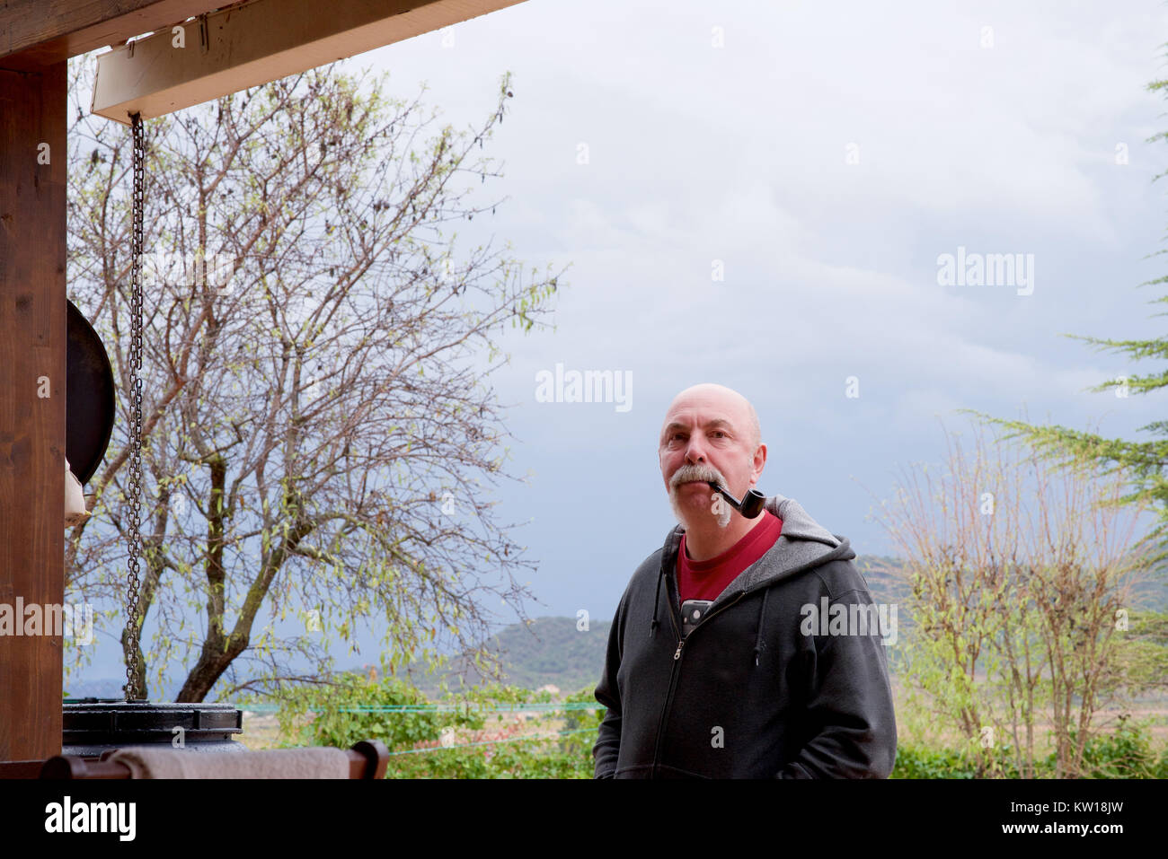 Man over 50 - fumo di un tubo esterno Foto Stock