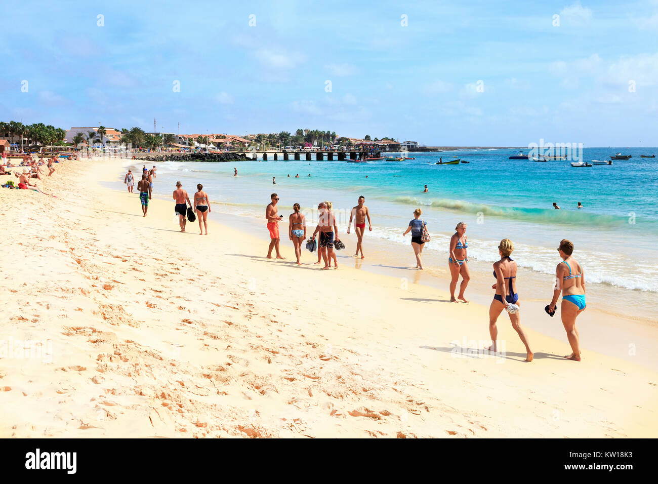 I turisti alla spiaggia pubblica a Santa Maria< Isola di Sal Capo Verde Foto Stock