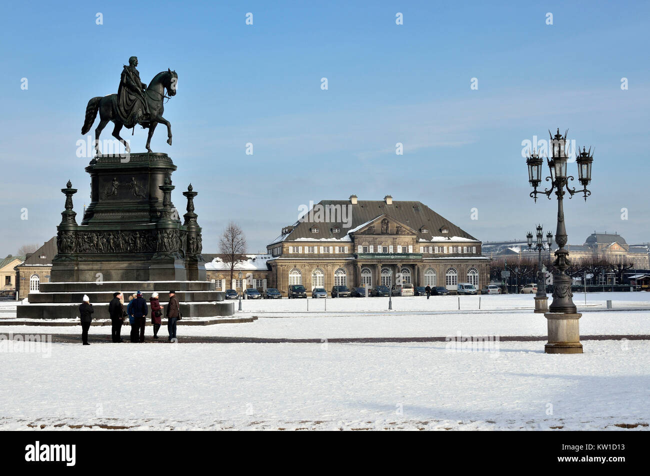 A Dresda, Denkmal König Johann und Italienisches Dörfchen auf dem Theaterplatz Foto Stock