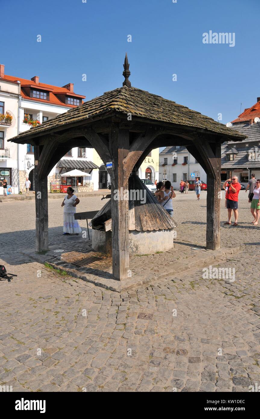 Pozzo storico presso la piazza del mercato. Kazimierz Dolny, Lublino voivodato, Polonia. Foto Stock