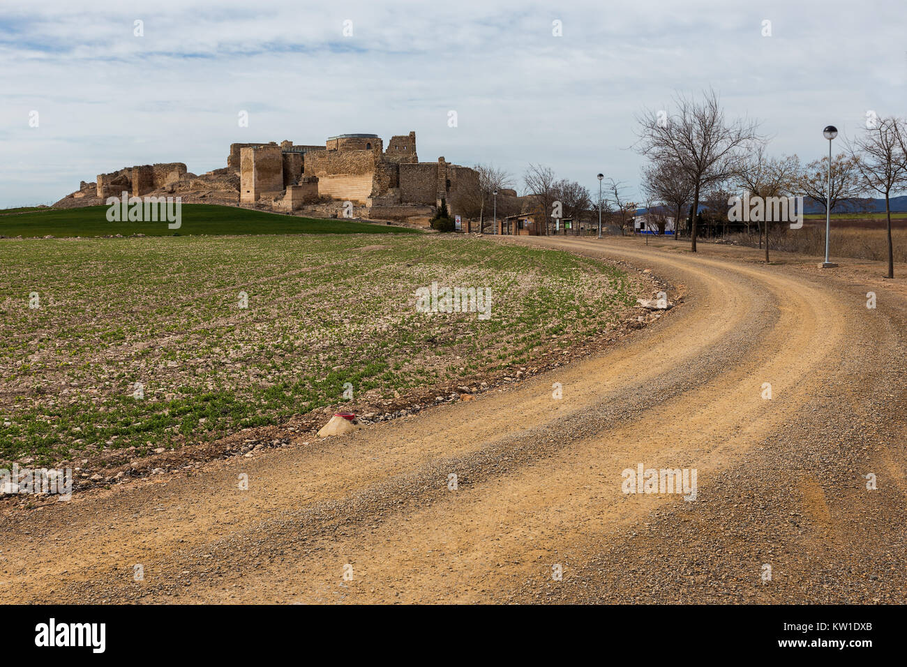 Strada di accesso all'importante sito archeologico di Calatrava la Vieja situato vicino a Carrion De Calatrava. Spagna. Foto Stock