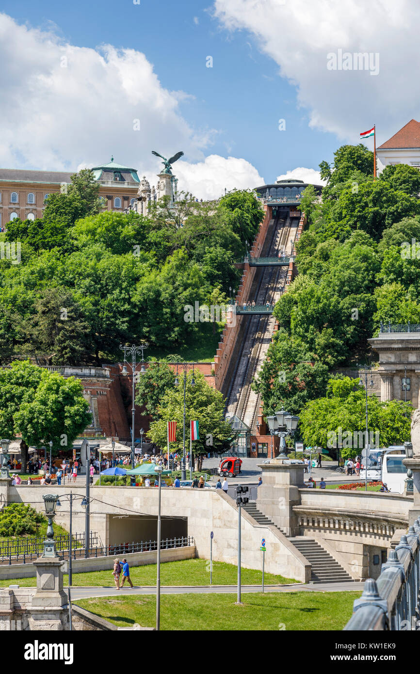 Vista del popolare Siklo antichi Castle Hill funicolare da piazza Adam Clark al Castello di Buda, Buda, Budapest, la città capitale di Ungheria Foto Stock