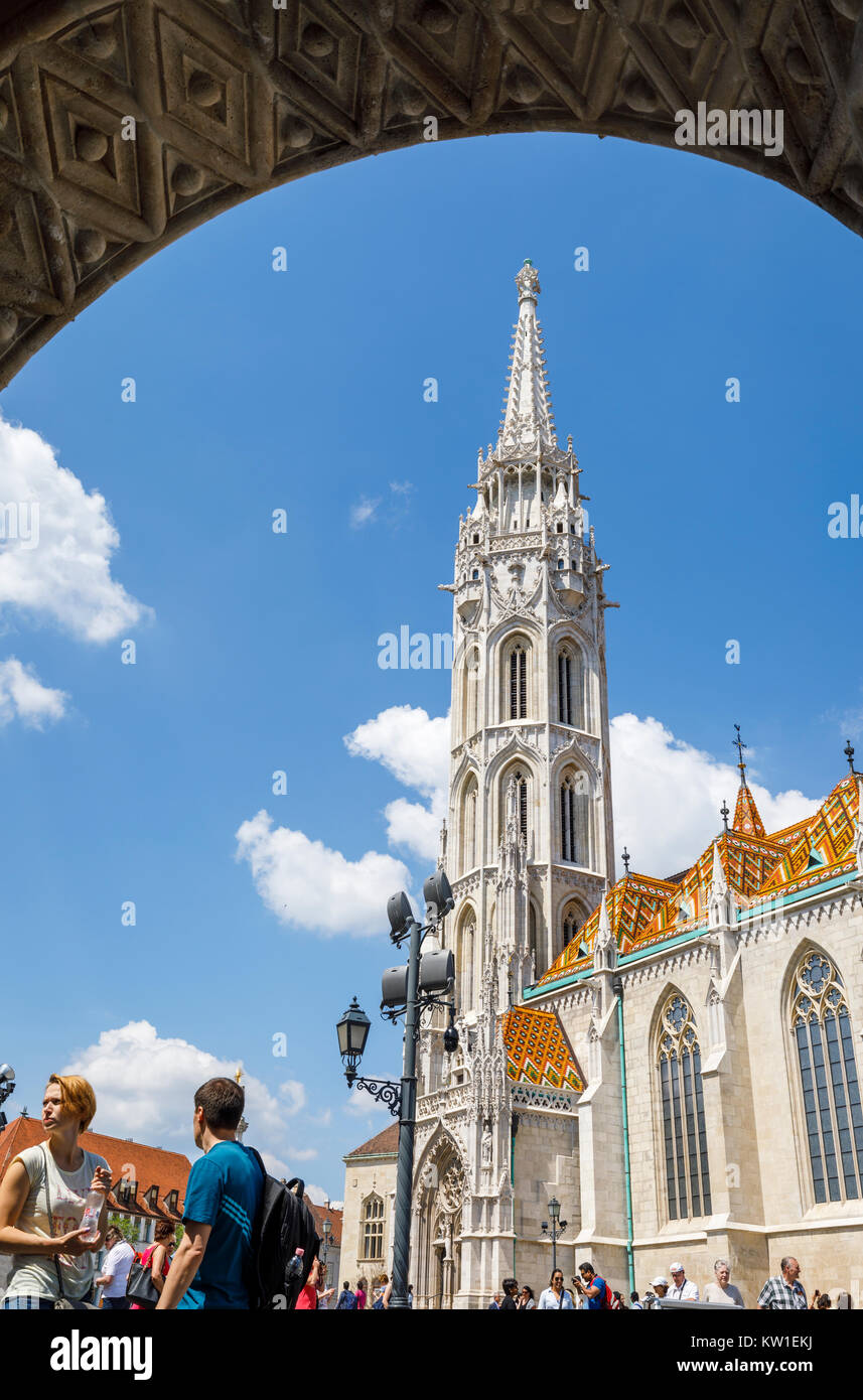 Vista la guglia iconica e il tetto della chiesa di Mattias (Matyas-templom), osservato attraverso un arco, Budapest, la città capitale di Ungheria, Europa centrale Foto Stock