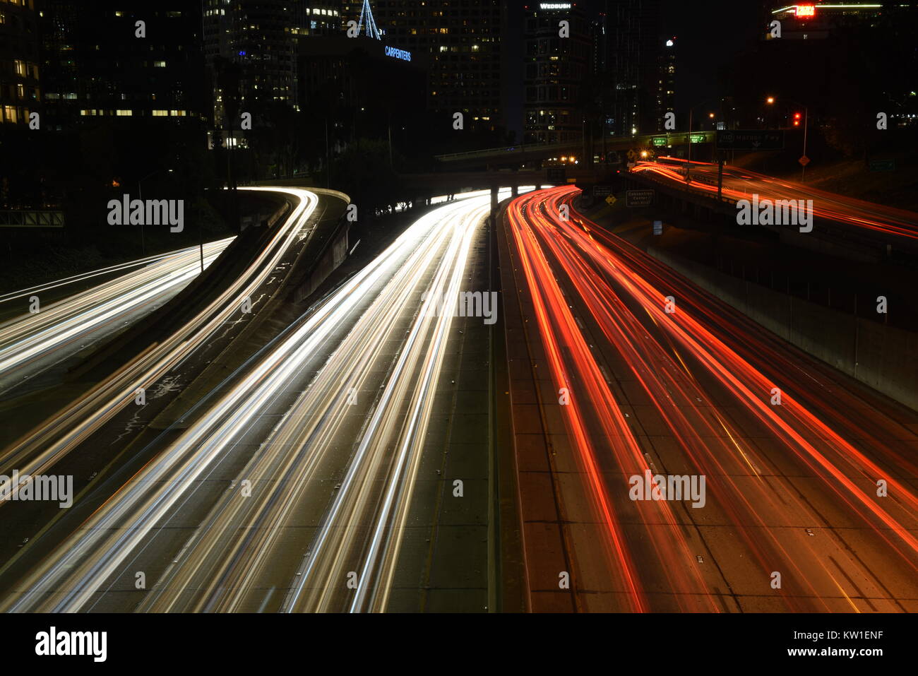 LOS ANGELES - 24 dicembre 2017: Superstrada traffico girato con una lunga esposizione a notte nel centro di Los Angeles, CA su dicembre 24, 2017 Foto Stock