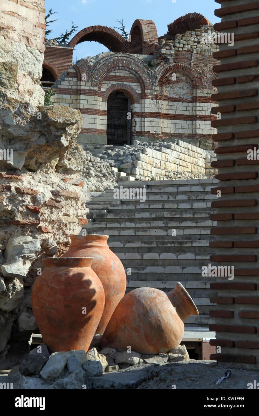 Le rovine della chiesa e vasi in Nesebar, Bulgaria Foto Stock