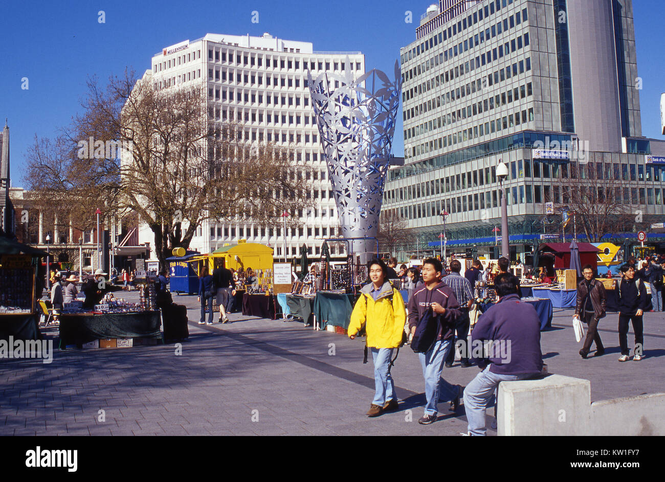 CHRISTCHURCH, Nuova Zelanda, 2008 - turisti asiatici godendo di piazza della cattedrale negli anni prima del grande terremoto, Christchurch, Nuova Zelanda, circa 2008 Foto Stock