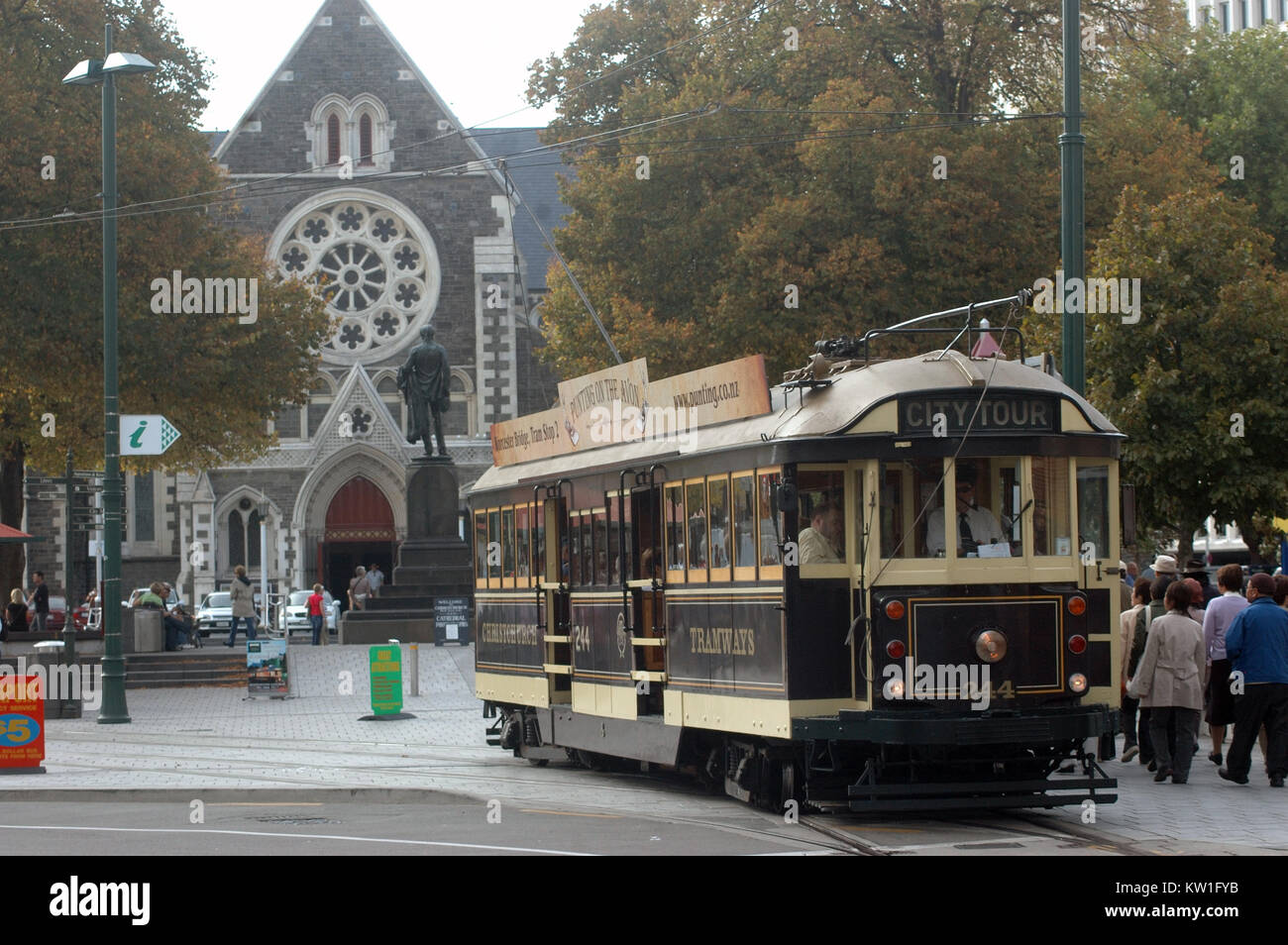 Foglie di tram dalla Piazza della Cattedrale, Christchurch, Nuova Zelanda, nei giorni prima del grande terremoto Foto Stock