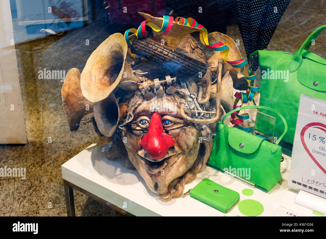 Lucerna, Svizzera - 12 Febbraio 2015 : durante il carnevale orribile o divertenti maschere in lattice decorare vetrine Foto Stock