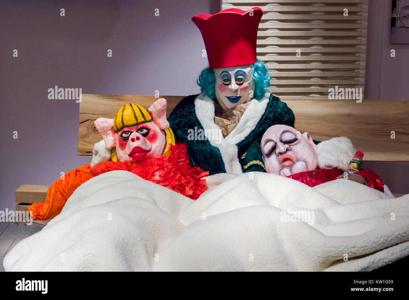 Lucerna, Svizzera - 12 Febbraio 2015 : durante il carnevale orribile o divertenti maschere in lattice decorare vetrine Foto Stock