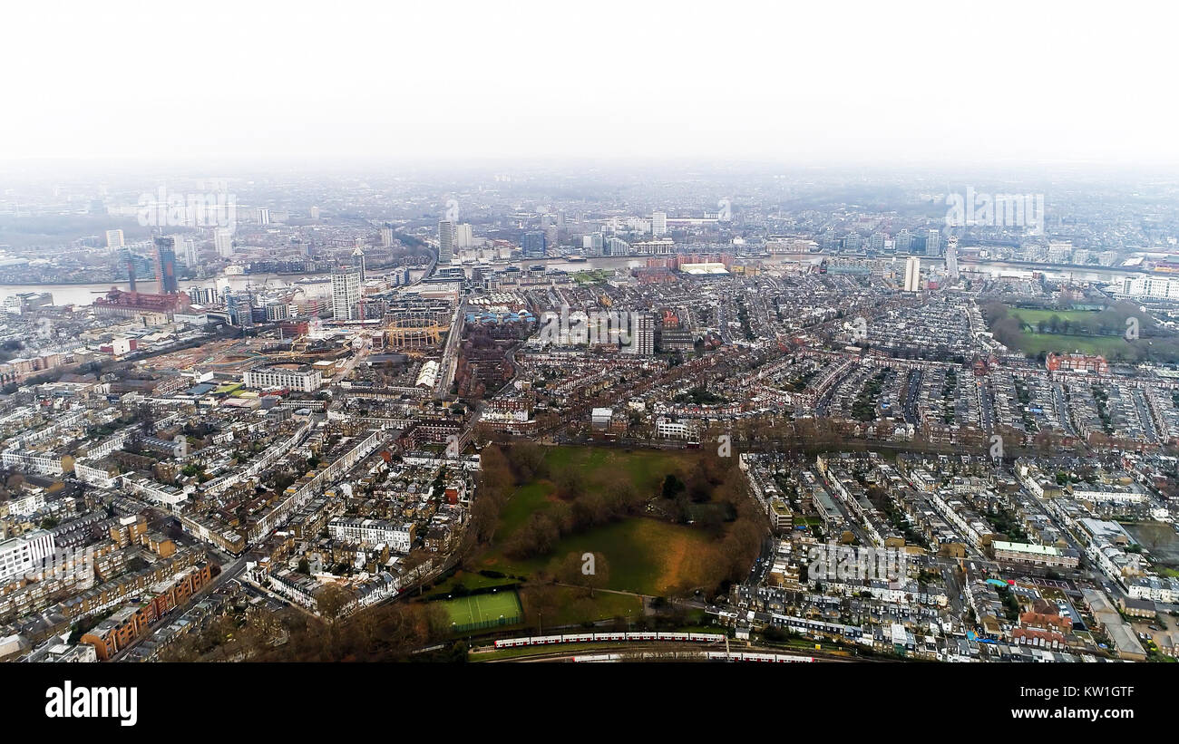 Vista aerea di Chelsea e Fulham Parsons Green in London skyline della città di quartiere residenziale Drone Shot 4K Ultra HD Foto Stock