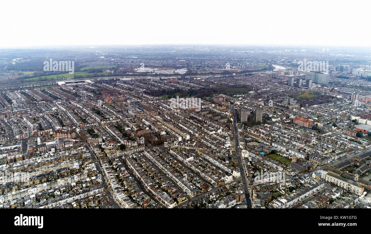 Vista aerea di Chelsea e Fulham, West Kensington e Parsons Green a Londra Cityscape Skyline Drone Shot. Il Fulham Football Club Stadium Craven Cottage Foto Stock