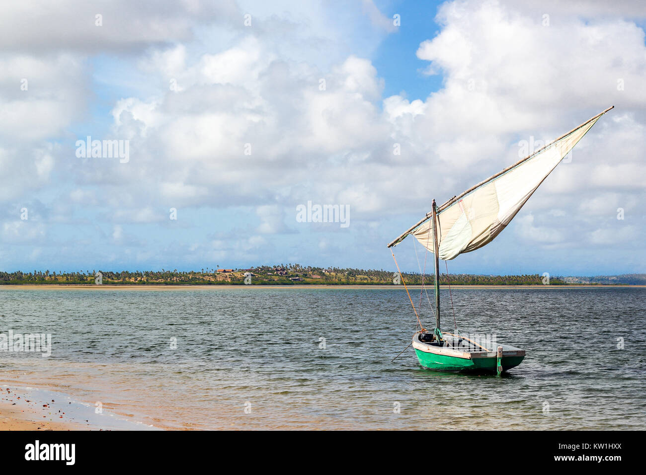Tradizionale barca a vela al largo di Tofo Beach in Mozambico. Foto Stock