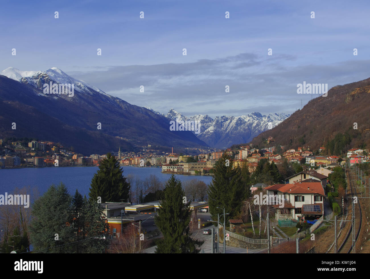 Alte montagne innevate, telaio Omegna, una bellissima città sul lago d'Orta, Italia Foto Stock