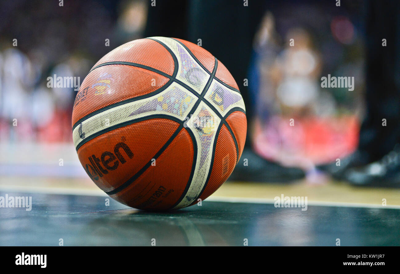 Una palla da basket closeup durante un timeout in un gioco Foto Stock