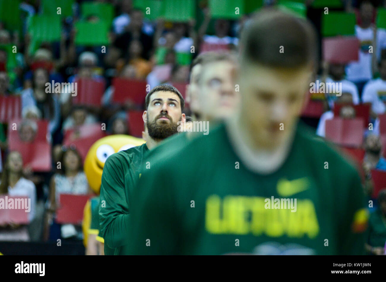 Il lituano squadra nazionale di basket in piedi durante l'inno nazionale Foto Stock