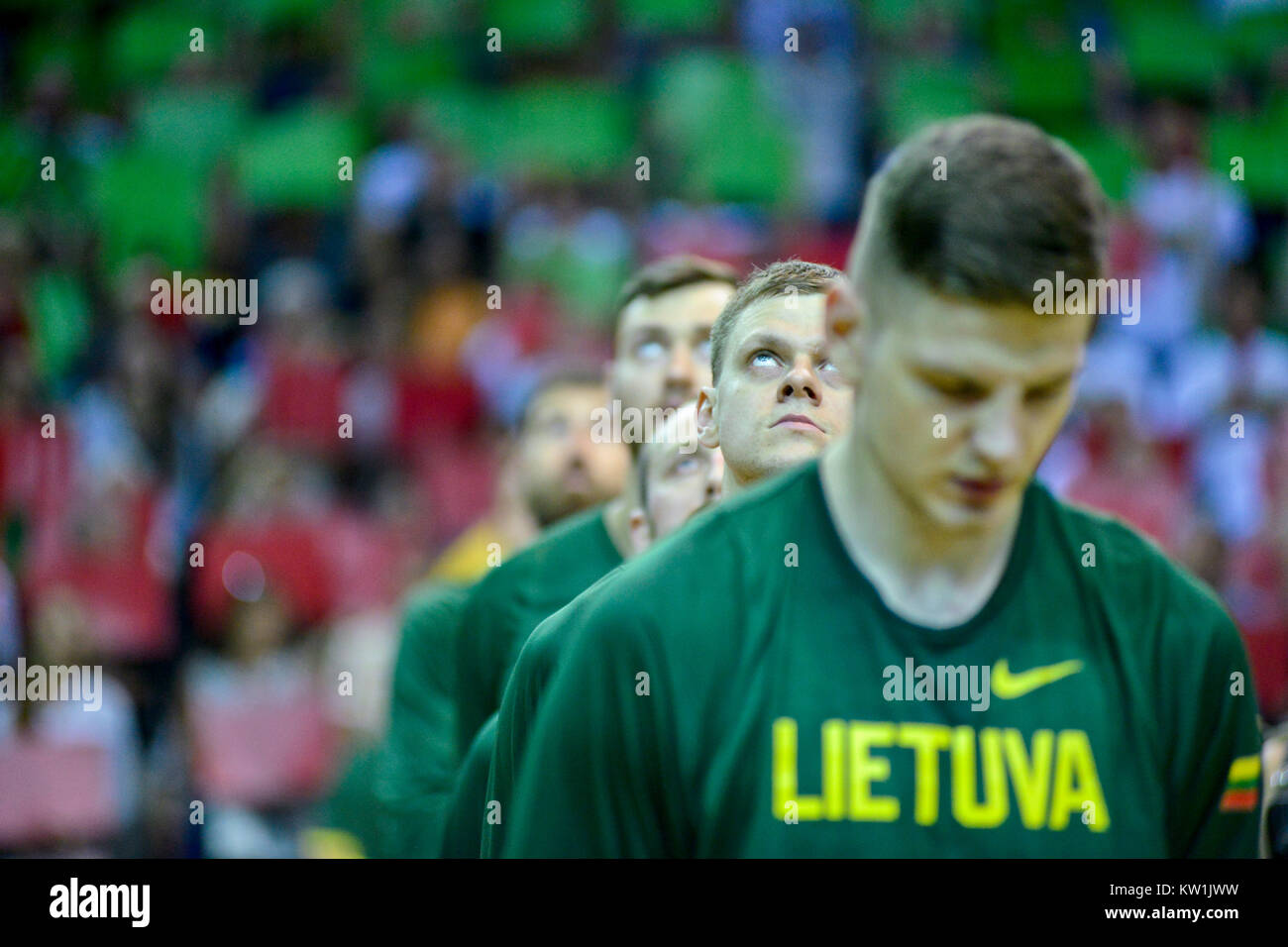 Il lituano squadra nazionale di basket in piedi durante l'inno nazionale Foto Stock