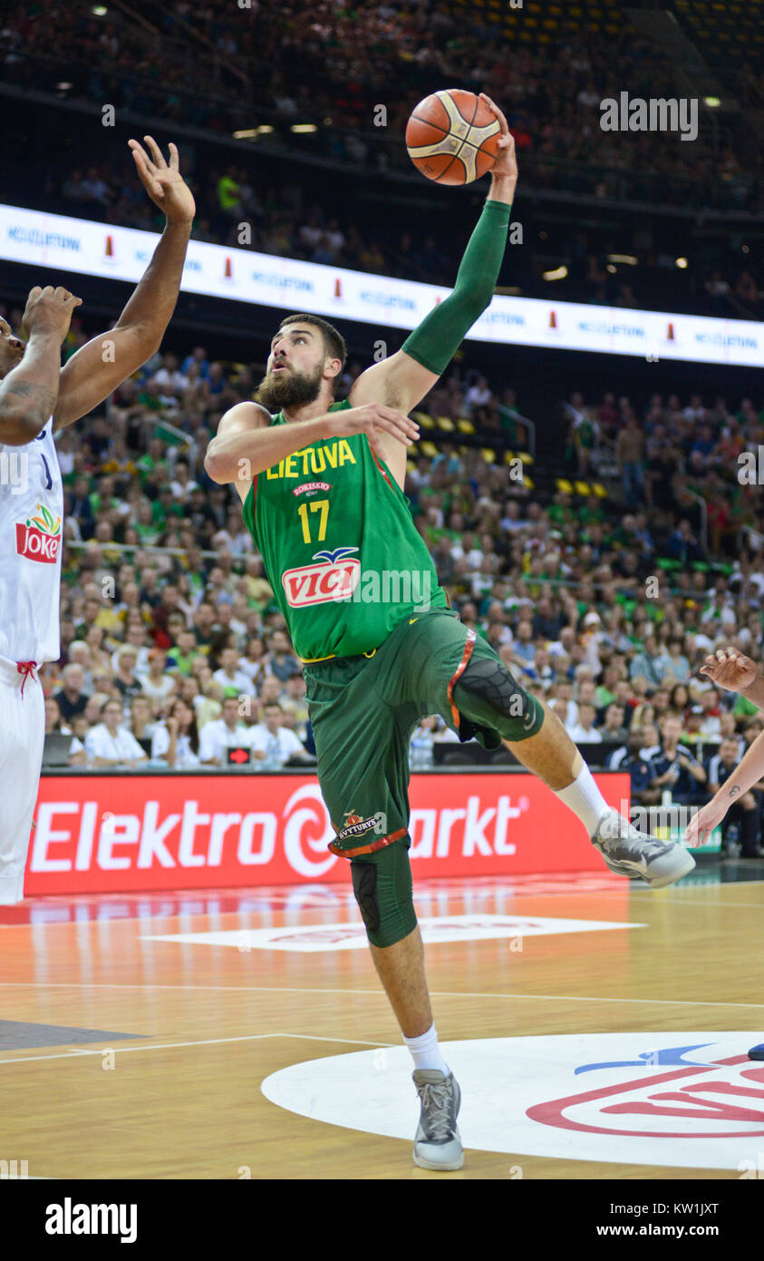 Jonas Valanciunas (Lituania) segnando un gancio colpo contro Boris Diaw (Francia) Foto Stock