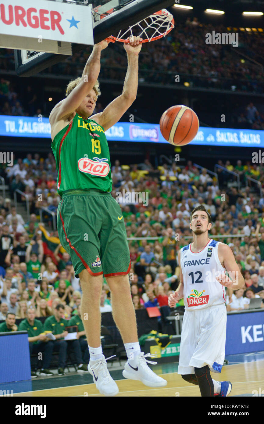 Mindaugas Kuzminskas (Lituania) dunking la sfera contro la Francia (Nando De Colo guardando) Foto Stock