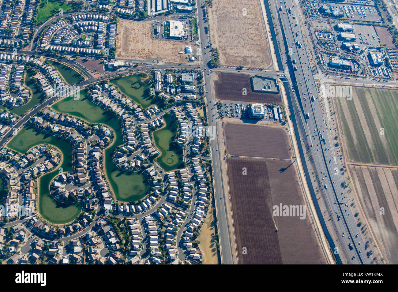 Vista aerea di un campo di golf prevista suddivisione residenziale con terreni agricoli nelle vicinanze Foto Stock
