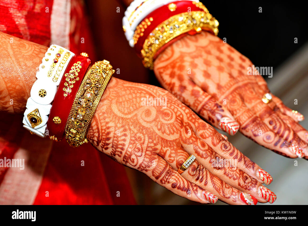 Immagine della mano umana essendo decorate con henna tattoo, Mehendi Foto Stock