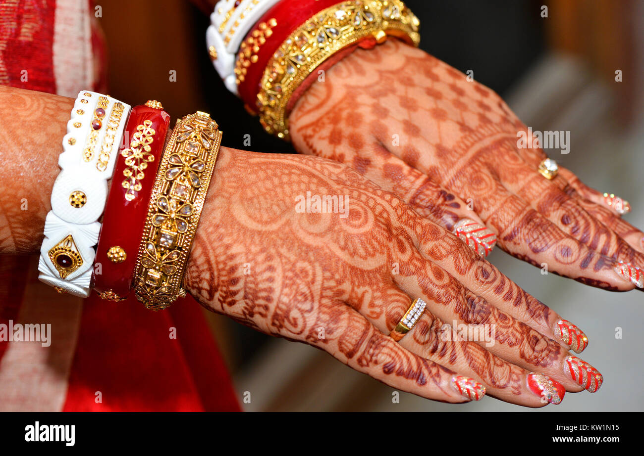 Immagine della mano umana essendo decorate con henna tattoo, Mehendi Foto Stock