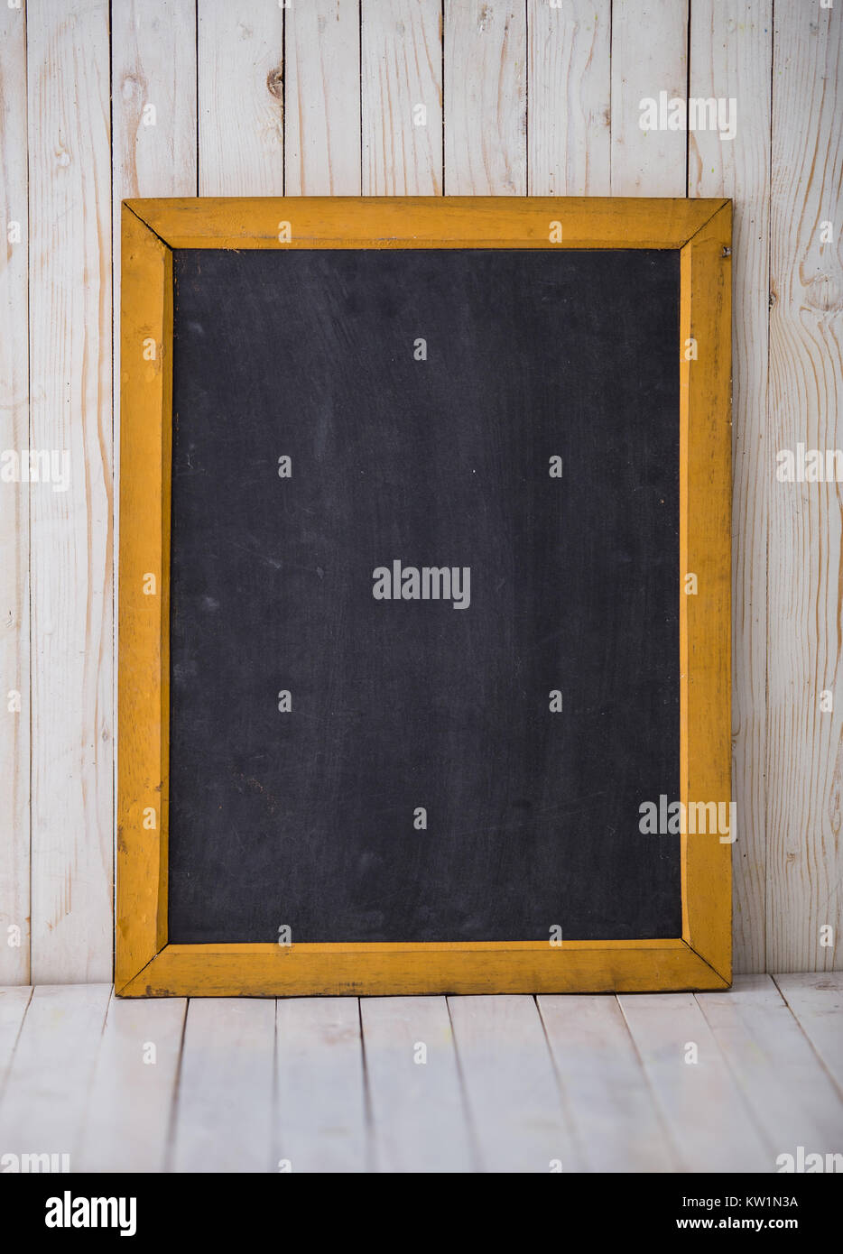 Lavagna nera su sfondo di legno posizionata verticalmente Foto stock - Alamy