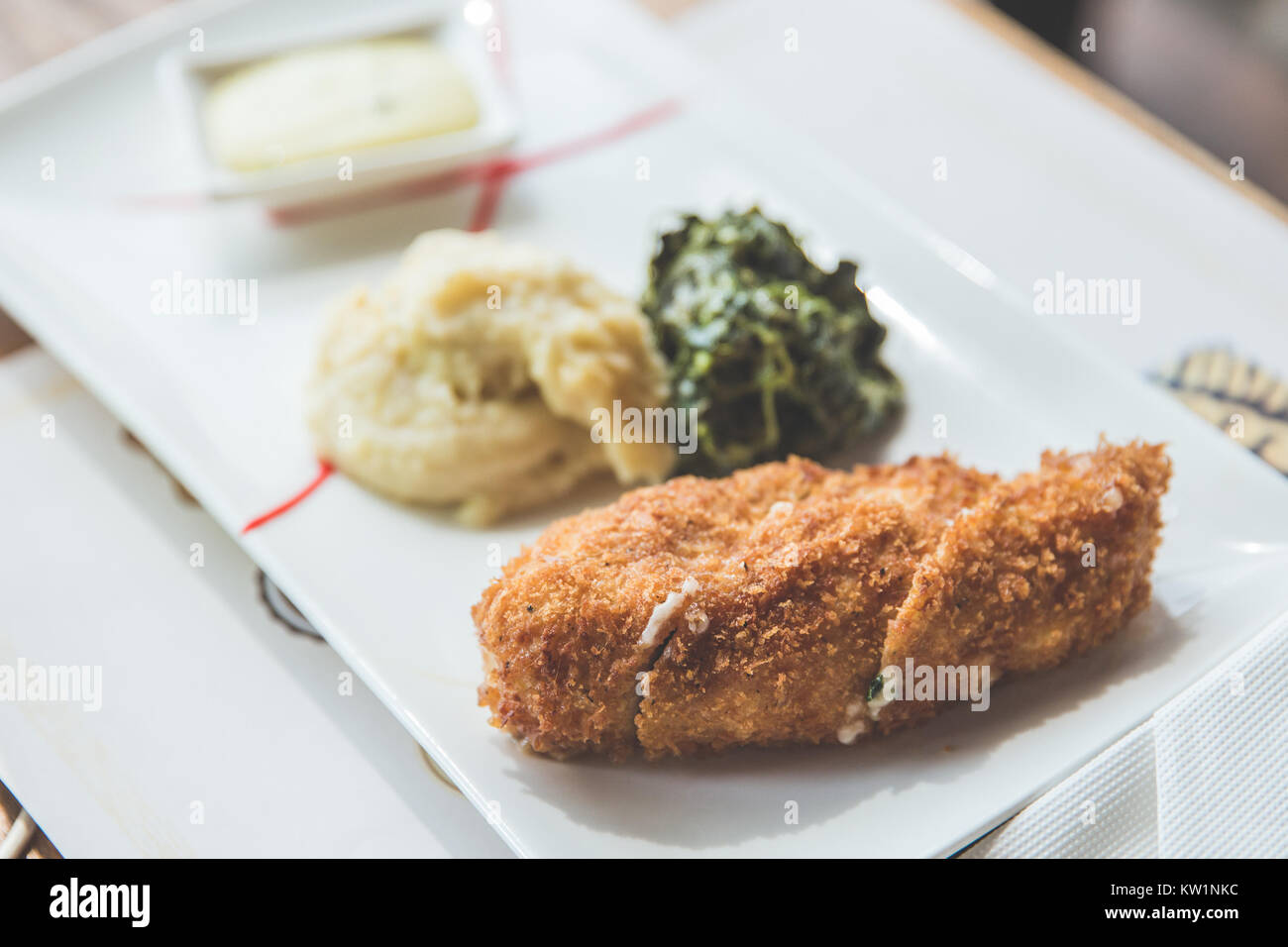 Pollo cordon-bleu con purè di patate e verdura verde Foto Stock