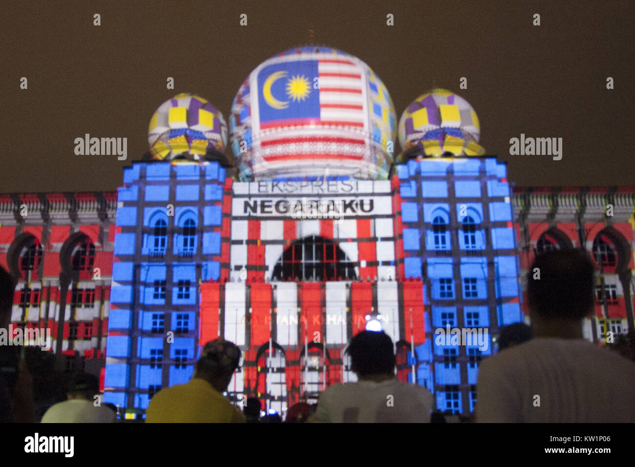 Dicembre 28, 2017 - Putrajaya, Kuala Lumpur, Malesia - Palazzo di Giustizia visto illuminato da un colorato proiezione di mappatura mentre i visitatori sono stati rendere alcune memorie di essa prendendo immagini...Festival della luce e movimento Putrajaya (LAMPU) 2017 erano hosting da Putrajaya Corporation ed è tenuto dal 28 al 31 dicembre 2017. Le principali evidenziare per questo festival è il grand mappatura di proiezione che illuminerà il palazzo di giustizia con la luce. Putrajaya è l' unica città in Malesia tra di 76 città del mondo che sono membri dell'illuminazione comunità urbane internazionali ( Foto Stock