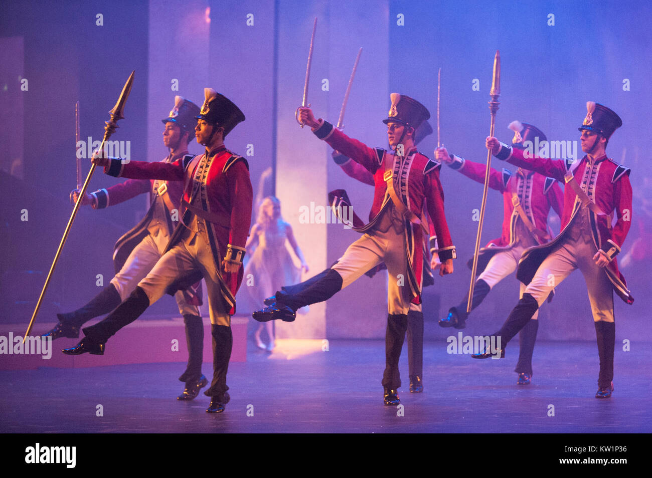 Il balletto Schiaccianoci, portato alla Royal Albert Hall di Londra per la prima volta da Birmingham Royal Ballet tra il 28 e il 31 dicembre 2017. In scena mozzafiato soprattutto per il Royal Albert Hall, Lo schiaccianoci dispone di 70 ballerini, periodo sontuosi costumi, Simon Callow esprimendo Clara nonno Drosselmeyer, orchestra completa fornendo Tchaikovsky di punteggio e stato della tecnica video proiezioni da Tony Award winning 59 produzioni. Prove abito. Il 28 dicembre 2017. Credito: Antony ortica/Alamy Live News Foto Stock