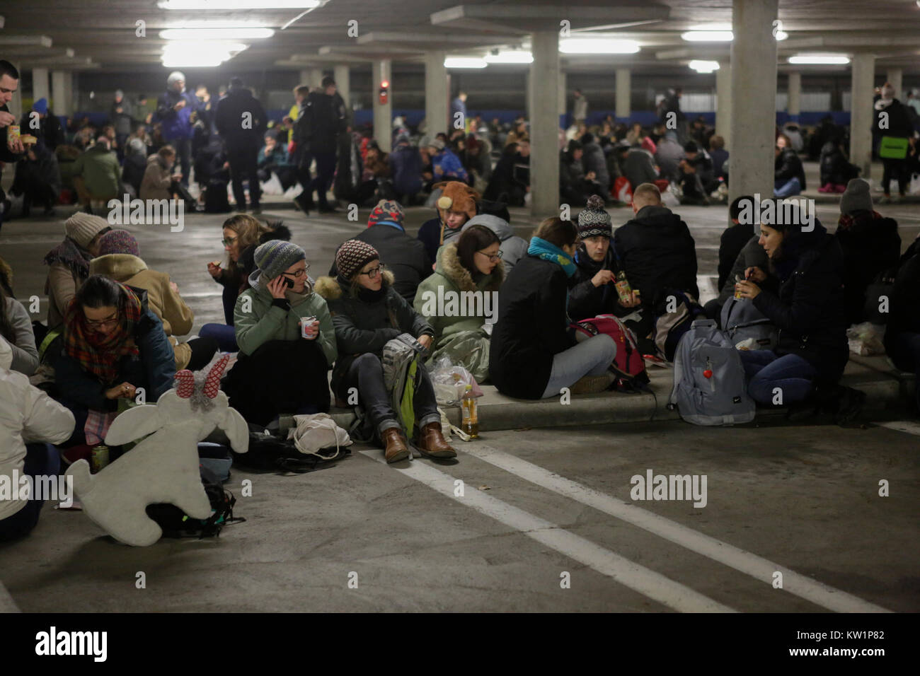 Basel, Svizzera. 28 dicembre, 2017. Giovani pellegrini mangiare la cena. Circa 20.000 pellegrini provenienti da Europa e al di là di assemblati a Basilea in Svizzera per l annuale incontro europeo dei giovani della comunità di Taizé themed 'un pellegrinaggio di fiducia sulla terra ". La comunità di Taizé è un cristiano interconfessionale ordine monastico dalla Francia. Credito: Michael Debets/Alamy Live News Foto Stock