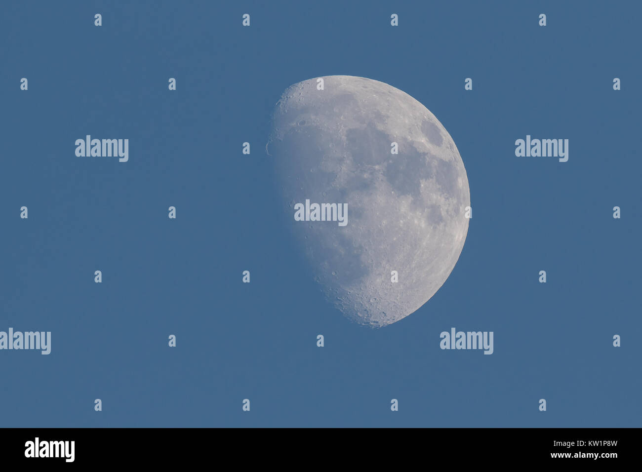 Kidderminster, Regno Unito. 28 dicembre, 2017. Regno Unito: meteo su un congelamento tardo-dicembre pomeriggio, il cloud gratuiti Sky garantisce una vista mozzafiato di stasera luna impressionante nella sua continua waxing gibbous fase. Credito: Lee Hudson/Alamy Live News Foto Stock