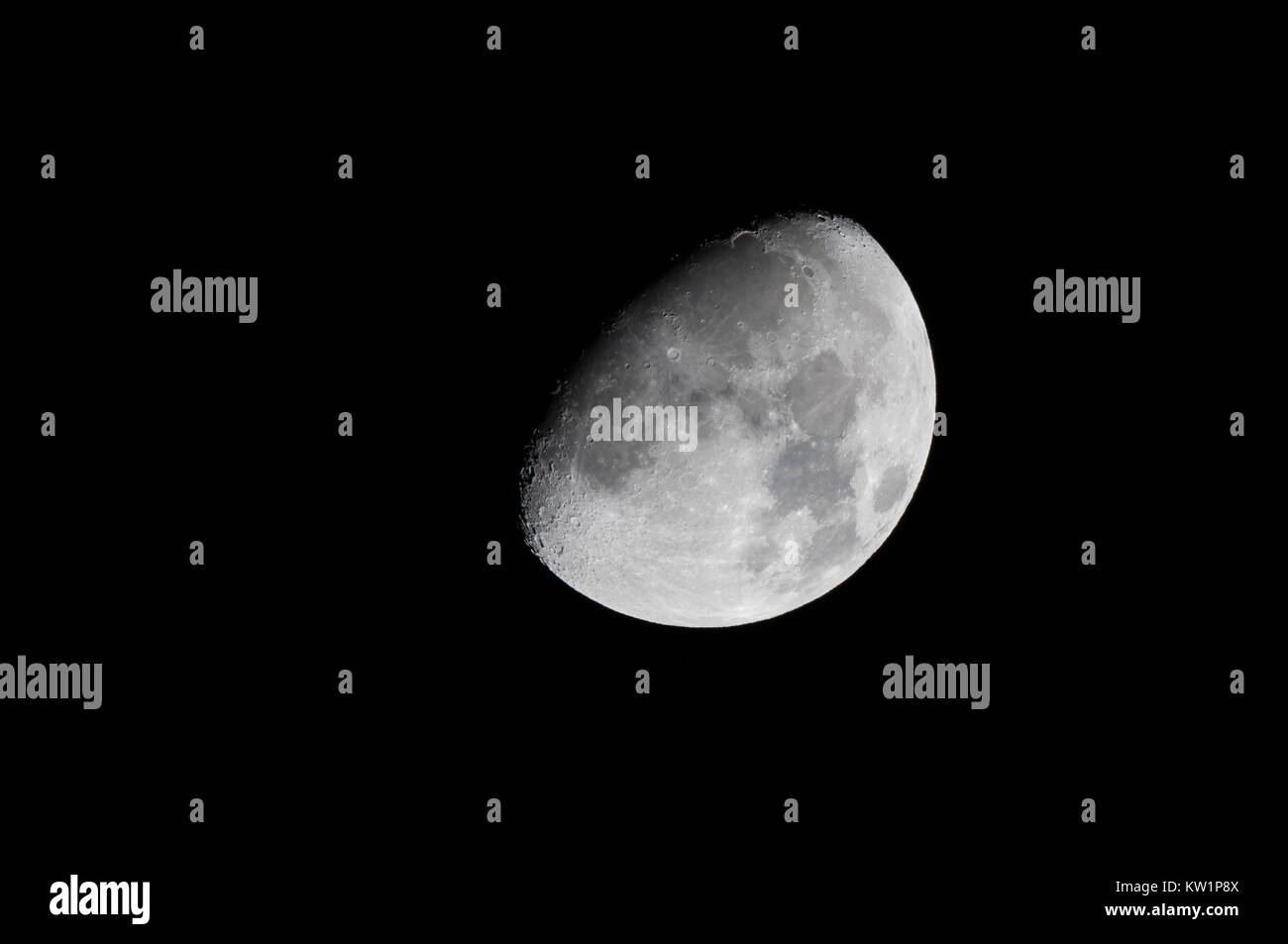 Kidderminster, Regno Unito. 28 dicembre, 2017. Regno Unito: meteo su un congelamento a tarda sera di dicembre, il cloud gratuiti Sky garantisce una vista mozzafiato di stasera luna impressionante nella sua continua waxing gibbous fase. Credito: Lee Hudson/Alamy Live News Foto Stock