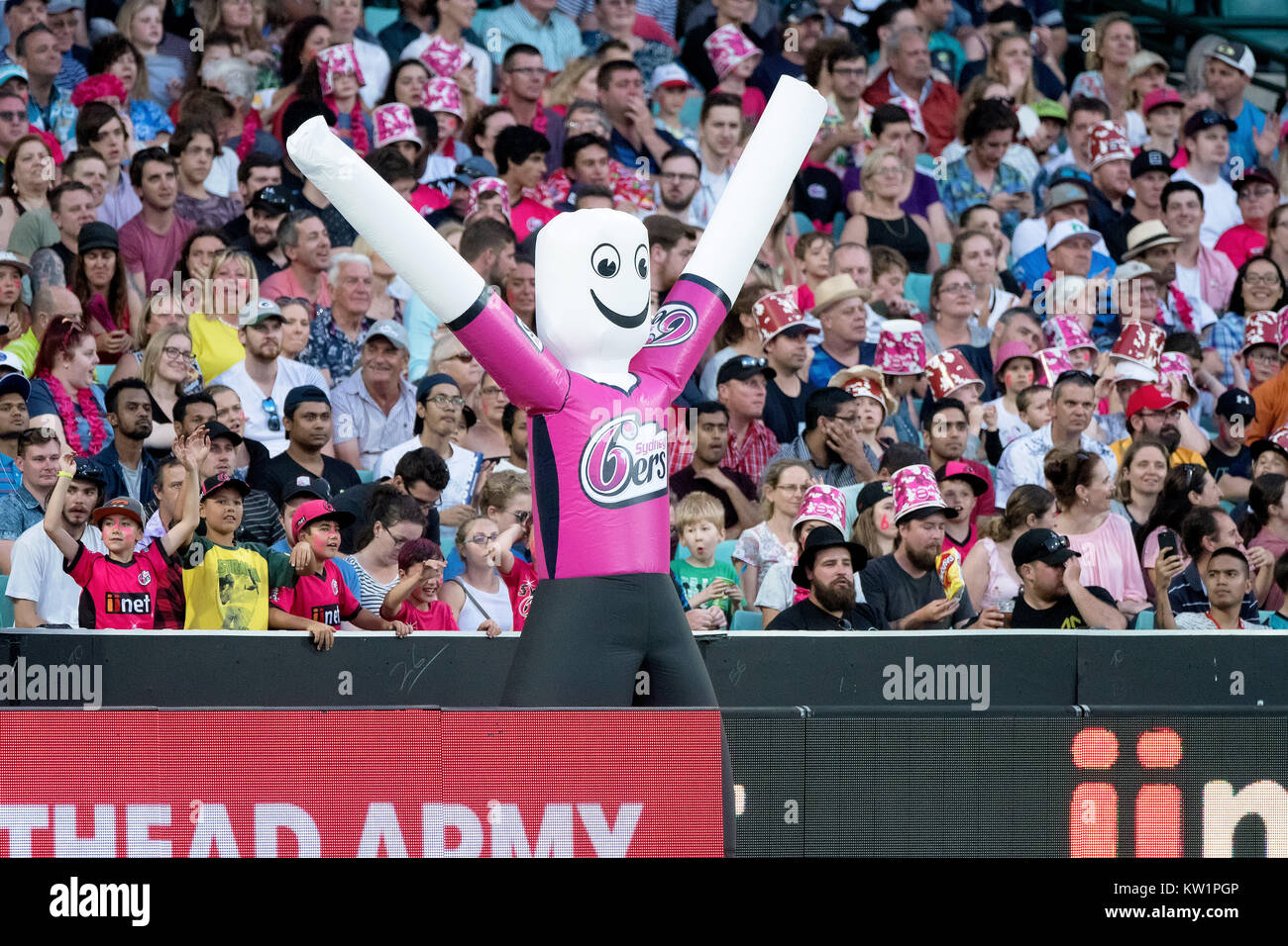 Sydney, Australia. 28 dicembre, 2017. Sydney Sixers appassionati al KFC Big Bash League Cricket gioco tra Sydney Sixers v Adelaide percussori presso la SCG a Sydney. Credito: Steven Markham/Alamy Live News Foto Stock