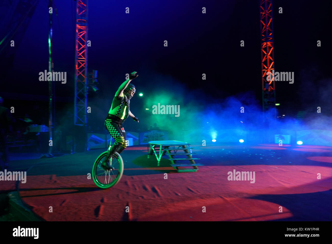 Londra, Regno Unito. 28 dicembre, 2017. Un unicyclist presso il Moscow State Circus sotto il big top in Ealing, Londra. Foto Data: giovedì, 28 dicembre 2017. Credito: Roger Garfield/Alamy Live News Foto Stock