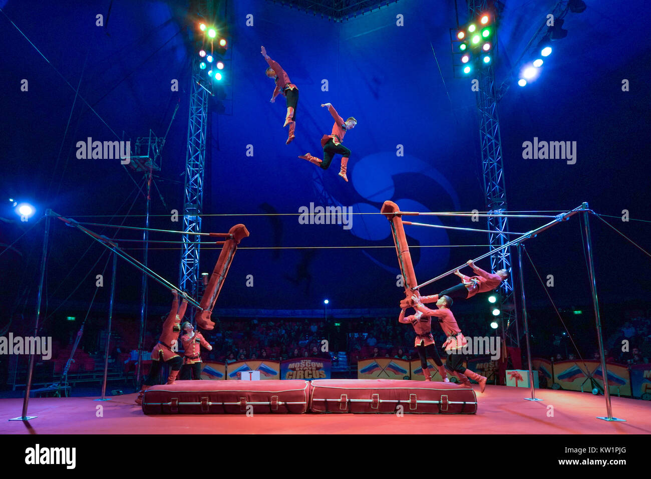 Londra, Regno Unito. 28 dicembre, 2017. Acrobati del Moscow State Circus sotto il big top in Ealing, Londra. Foto Data: giovedì, 28 dicembre 2017. Credito: Roger Garfield/Alamy Live News Foto Stock